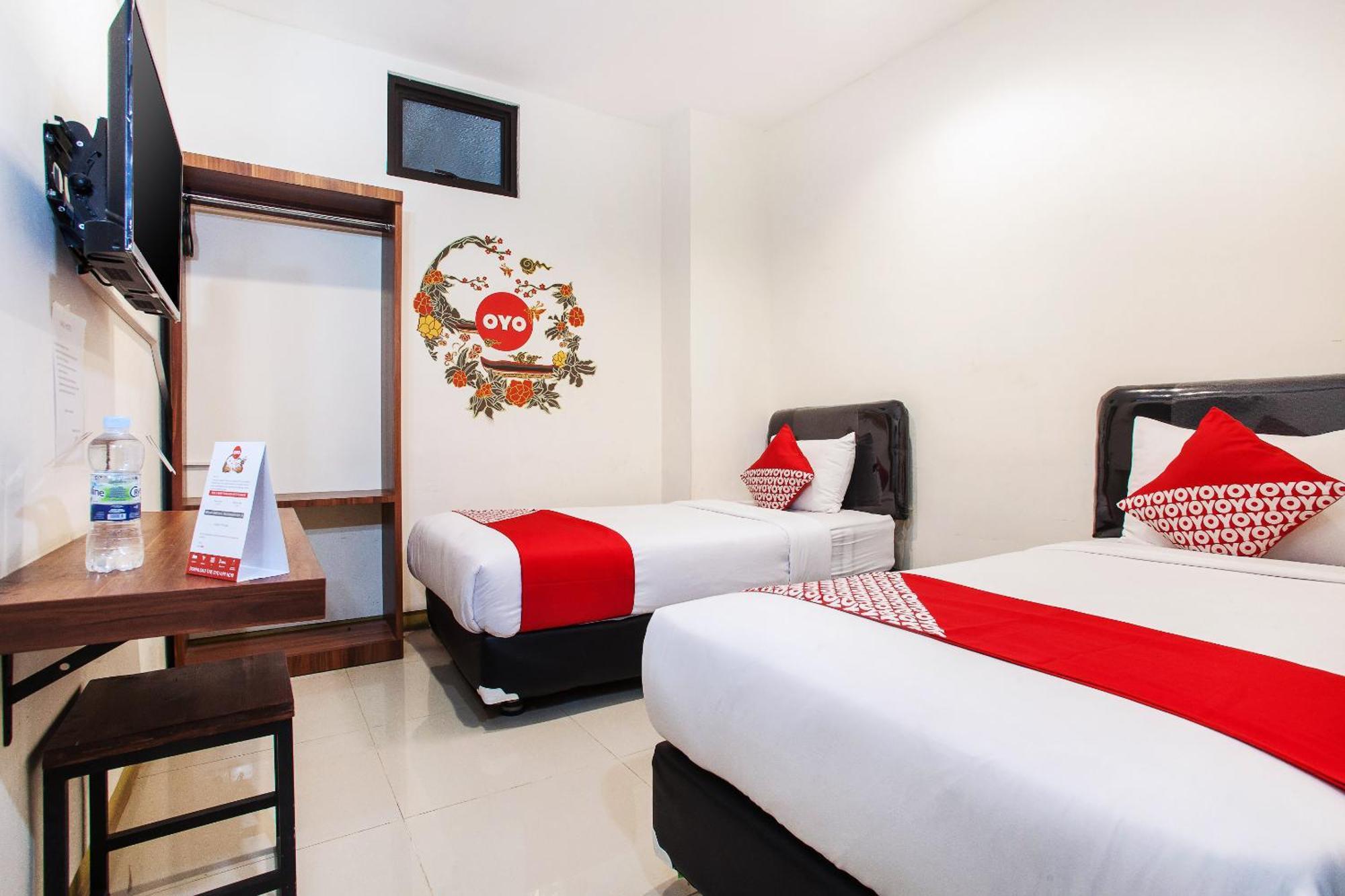 OYO 491 Uno Hotel Surabaya Esterno foto