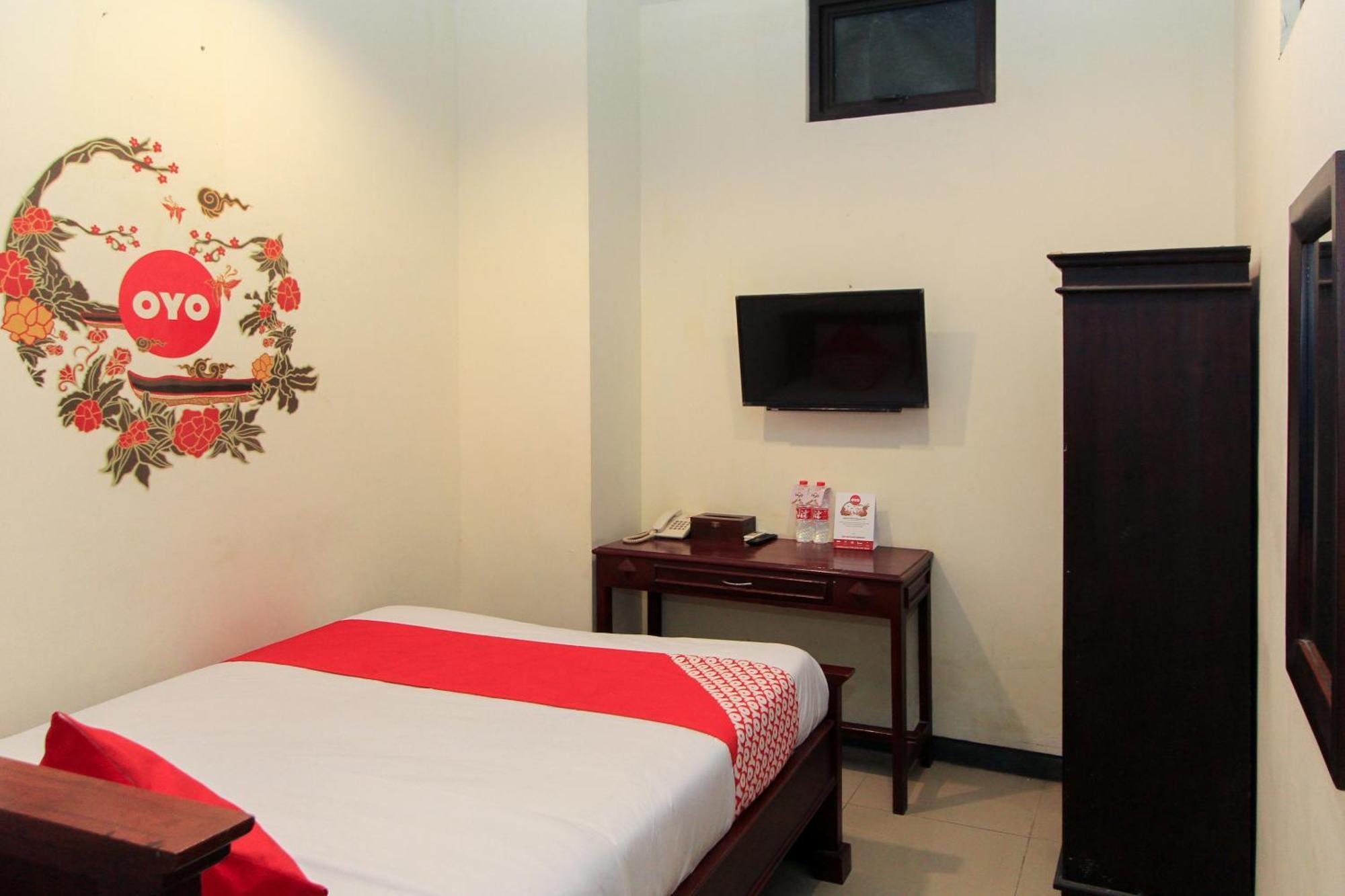 OYO 491 Uno Hotel Surabaya Esterno foto