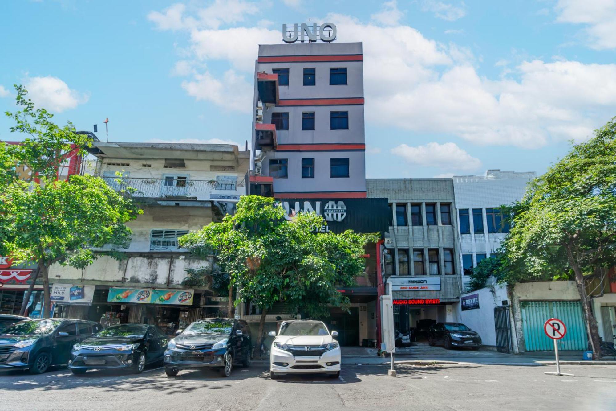OYO 491 Uno Hotel Surabaya Esterno foto