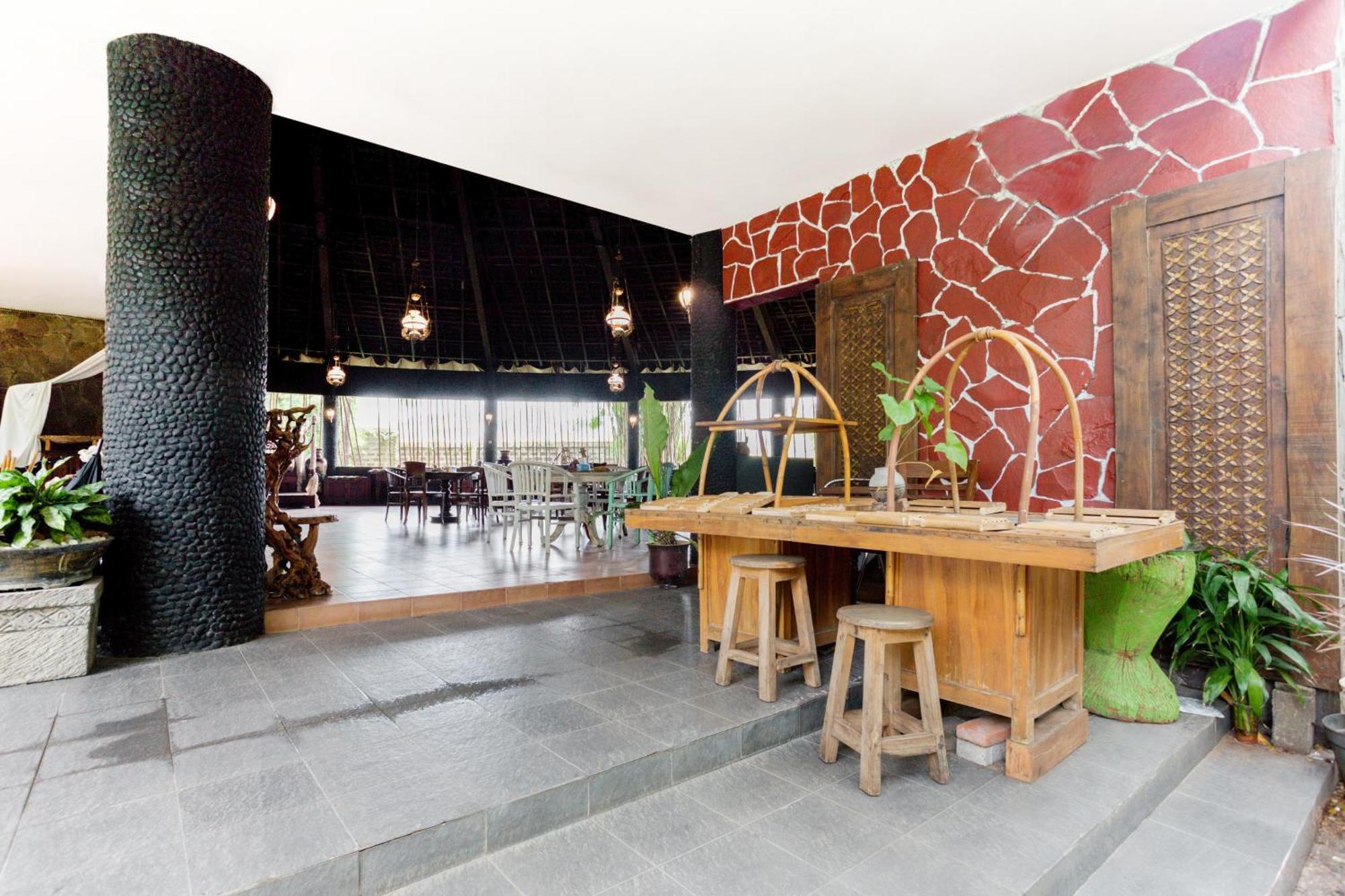 OYO 491 Uno Hotel Surabaya Esterno foto
