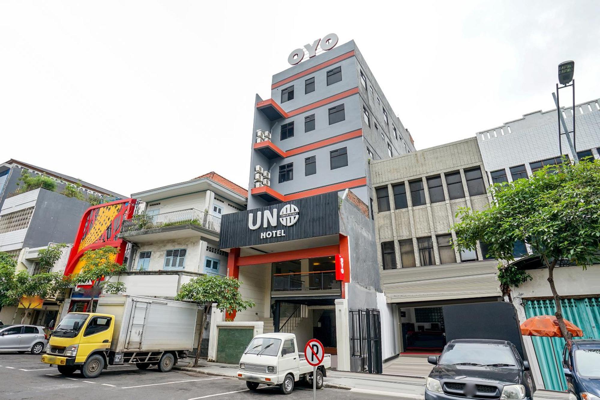 OYO 491 Uno Hotel Surabaya Esterno foto